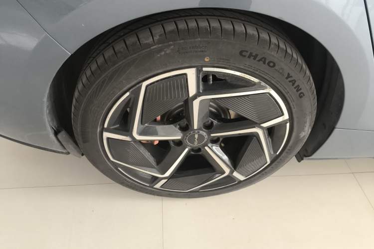 Used BYD Seal 2022 650 km All-Wheel-Drive Performance Version Right Rear Wheel Hub