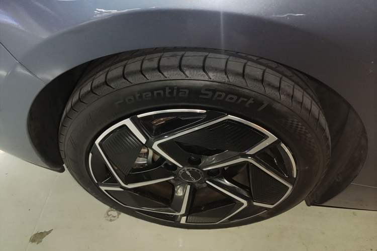 Used BYD Seal 2022 700 km Long-Range Rear-Wheel-Drive Version Right Rear Wheel Hub
