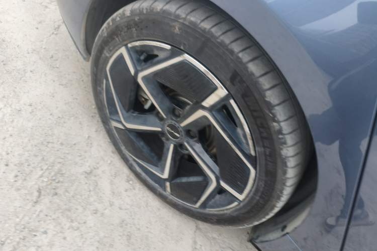 Used BYD Seal 2022 700 km Long-Range Rear-Wheel-Drive Version Right Rear Wheel Hub