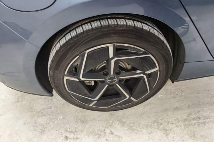 Used BYD Seal 2022 700 km Long-Range Rear-Wheel-Drive Version Right Rear Wheel Hub