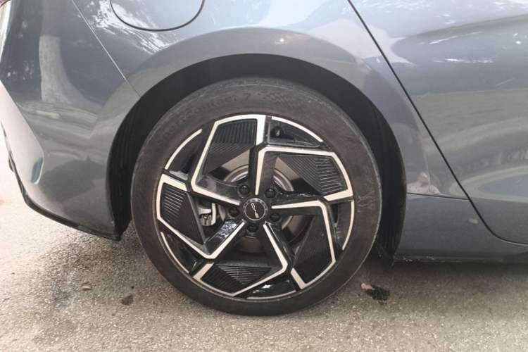 Used BYD Seal 2022 700 km Long-Range Rear-Wheel-Drive Version Right Rear Wheel Hub