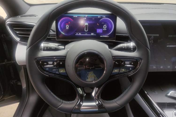 Used BYD Seal 2022 550 km Standard Range Rear-Wheel Drive Elite Version Steering Wheel
