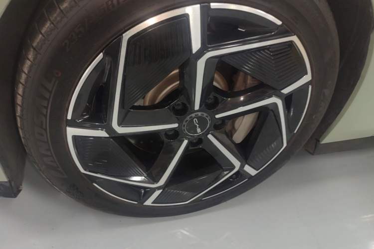 Used BYD Seal 2022 700 km Long-Range Rear-Wheel-Drive Version Left Front Wheel Hub