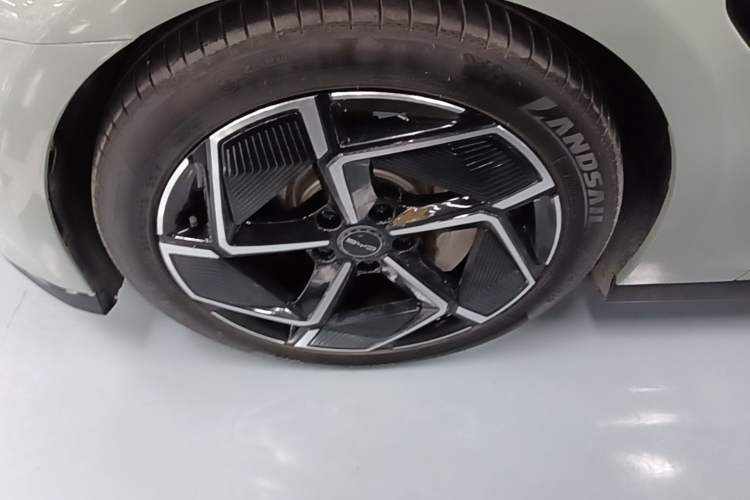 Used BYD Seal 2022 700 km Long-Range Rear-Wheel-Drive Version Left Front Wheel Hub