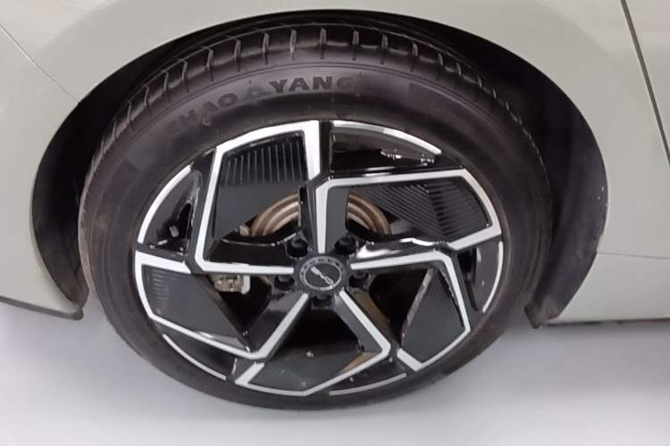Used BYD Seal 2022 700 km Long-Range Rear-Wheel-Drive Version Right Rear Wheel Hub