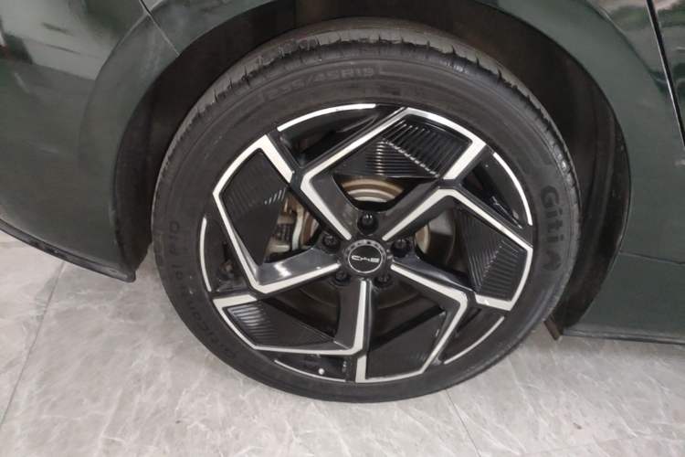 Used BYD Seal 2022 700 km Long-Range Rear-Wheel-Drive Version Right Rear Wheel Hub