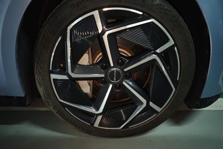 Used BYD Seal 2022 700 km Long-Range Rear-Wheel-Drive Version Right Front Wheel Hub