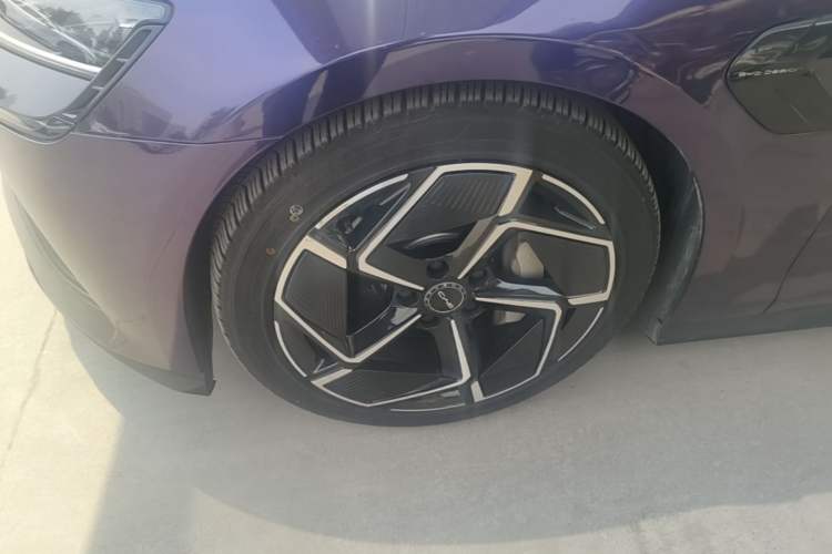 Used BYD Seal 2022 700 km Long-Range Rear-Wheel-Drive Version Left Front Wheel Hub
