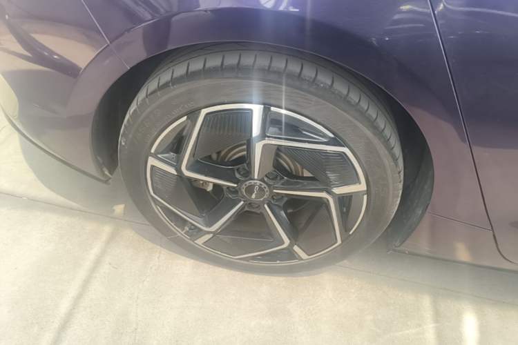 Used BYD Seal 2022 700 km Long-Range Rear-Wheel-Drive Version Right Rear Wheel Hub