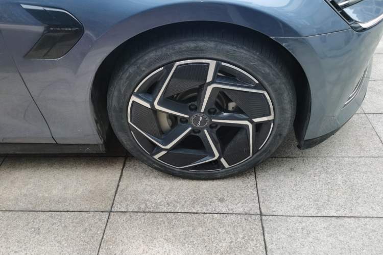 Used BYD Seal 2022 700 km Long-Range Rear-Wheel-Drive Version Right Front Wheel Hub