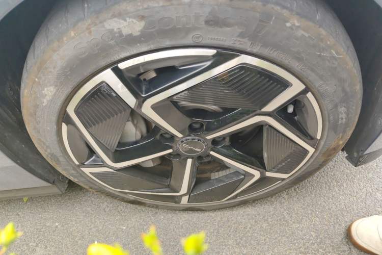 Used BYD Seal 2022 700 km Long-Range Rear-Wheel-Drive Version Right Front Wheel Hub