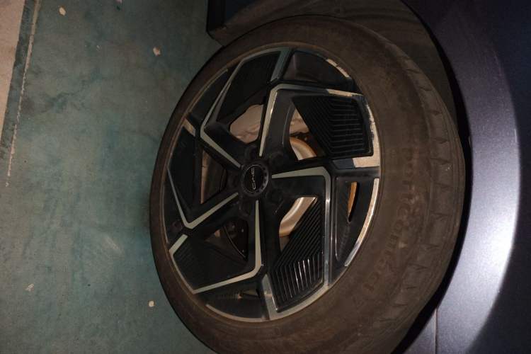 Used BYD Seal 2022 700 km Long-Range Rear-Wheel-Drive Version Right Front Wheel Hub