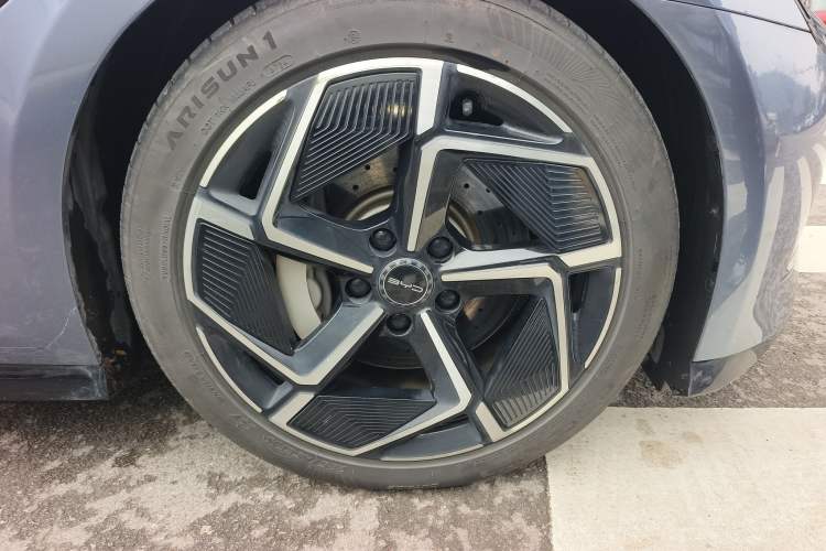 Used BYD Seal 2022 650 km All-Wheel-Drive Performance Version Right Front Wheel Hub