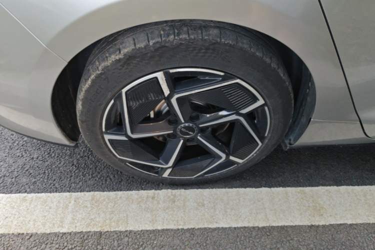 Used BYD Seal 2022 650 km All-Wheel-Drive Performance Version Right Rear Wheel Hub