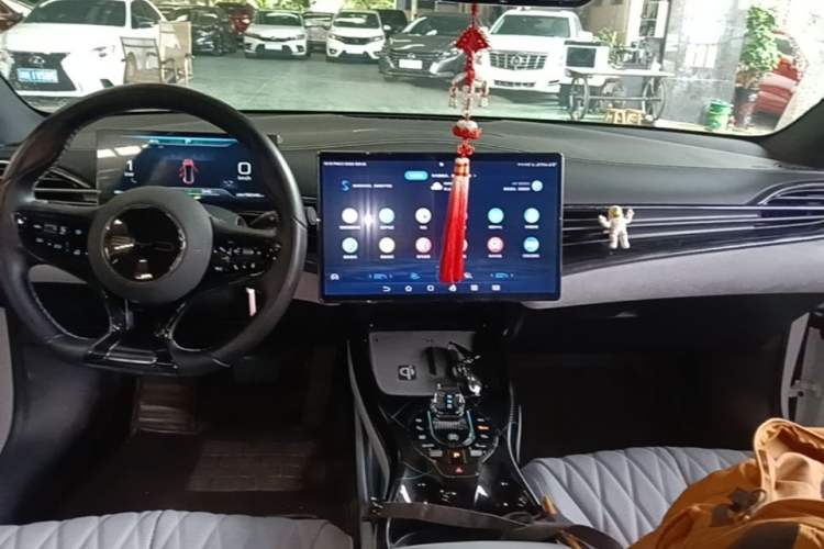 Used BYD Seal 2022 550 km Standard Range Rear-Wheel Drive Elite Version Center Console