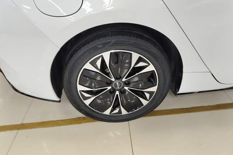 Used BYD Seal 2022 550 km Standard Range Rear-Wheel Drive Prestige Version Exterior 5