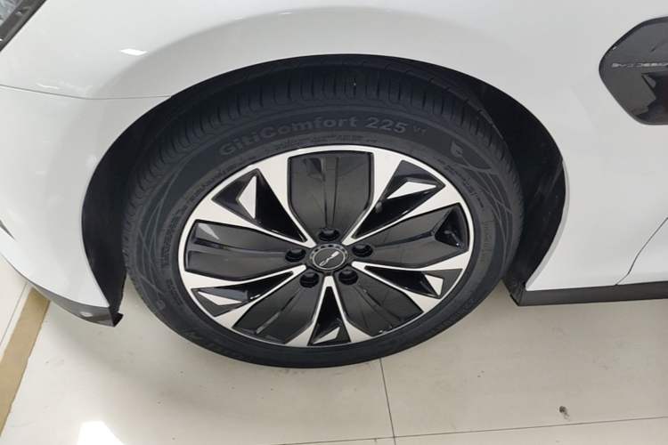 Used BYD Seal 2022 550 km Standard Range Rear-Wheel Drive Prestige Version Left Front Wheel Hub