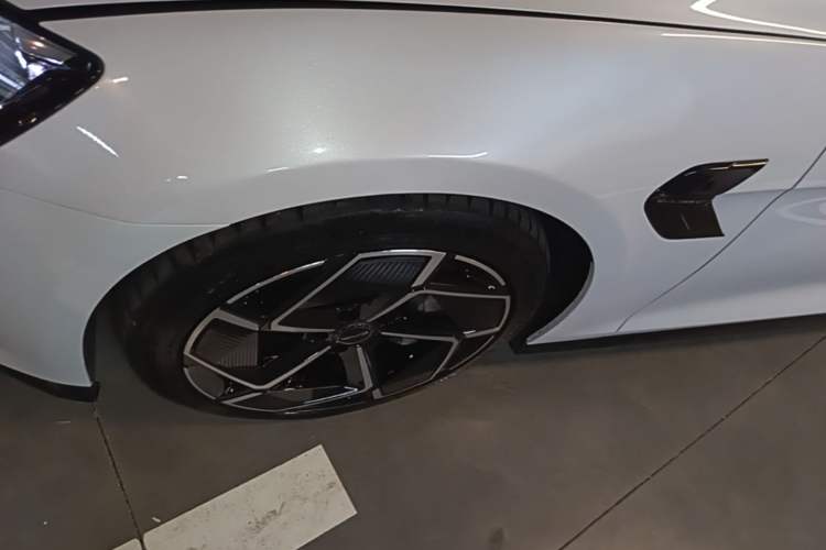 Used BYD Seal 2022 700 km Long-Range Rear-Wheel-Drive Version Left Front Wheel Hub