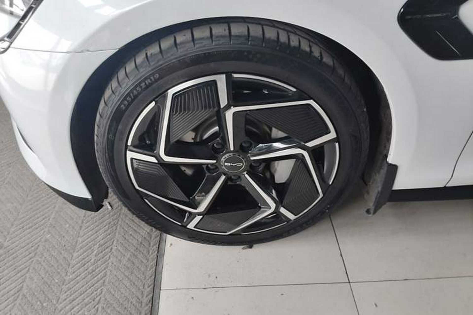 Used BYD Seal 2022 700 km Long-Range Rear-Wheel-Drive Version Left Front Wheel Hub