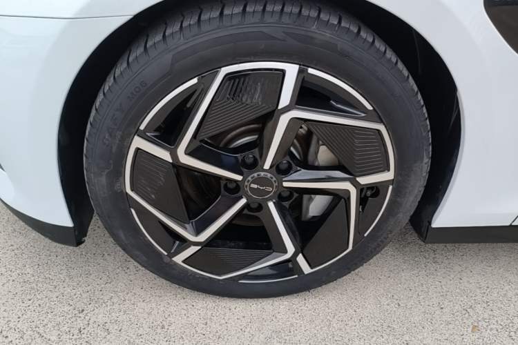 Used BYD Seal 2022 700 km Long-Range Rear-Wheel-Drive Version Left Front Wheel Hub