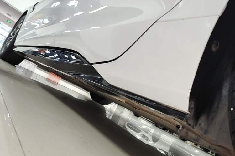 Used BYD Seal 2022 550 km Standard Range Rear-Wheel Drive Prestige Version Left Side Sill