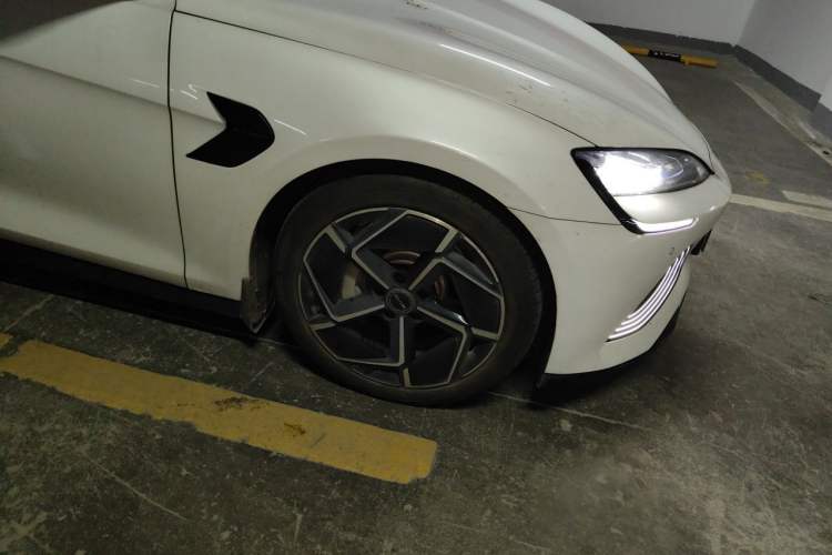Used BYD Seal 2022 700 km Long-Range Rear-Wheel-Drive Version Right Front Wheel Hub