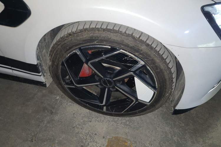 Used BYD Seal 2022 700 km Long-Range Rear-Wheel-Drive Version Right Front Wheel Hub