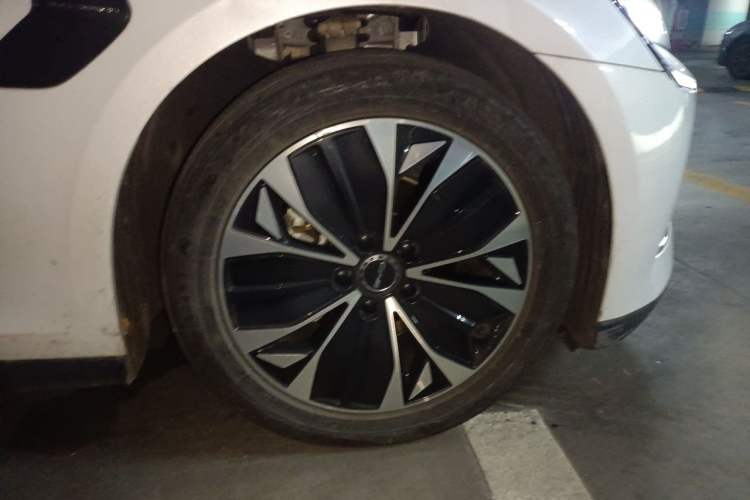 Used BYD Seal 2022 550 km Standard Range Rear-Wheel Drive Elite Version Right Front Wheel Hub