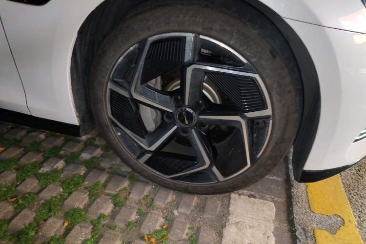 Used BYD Seal 2022 700 km Long-Range Rear-Wheel-Drive Version Right Front Wheel Hub