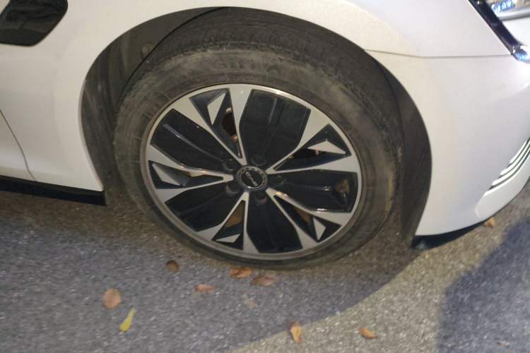 Used BYD Seal 2022 550 km Standard Range Rear-Wheel Drive Prestige Version Right Front Wheel Hub