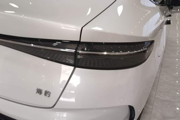 Used BYD Seal 2022 550 km Standard Range Rear-Wheel Drive Prestige Version Right Rear Taillight