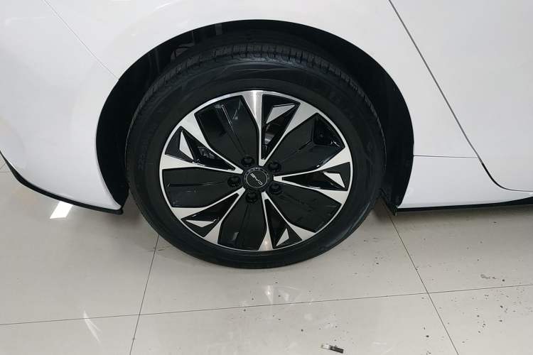 Used BYD Seal 2022 550 km Standard Range Rear-Wheel Drive Prestige Version Right Rear Wheel Hub