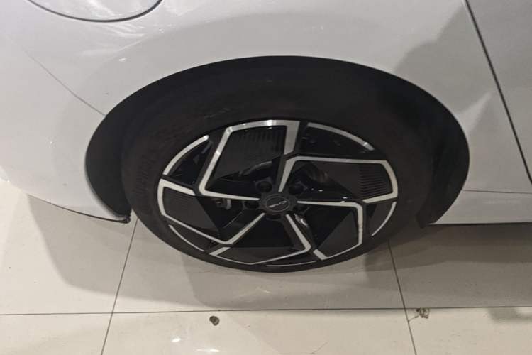 Used BYD Seal 2022 700 km Long-Range Rear-Wheel-Drive Version Right Rear Wheel Hub
