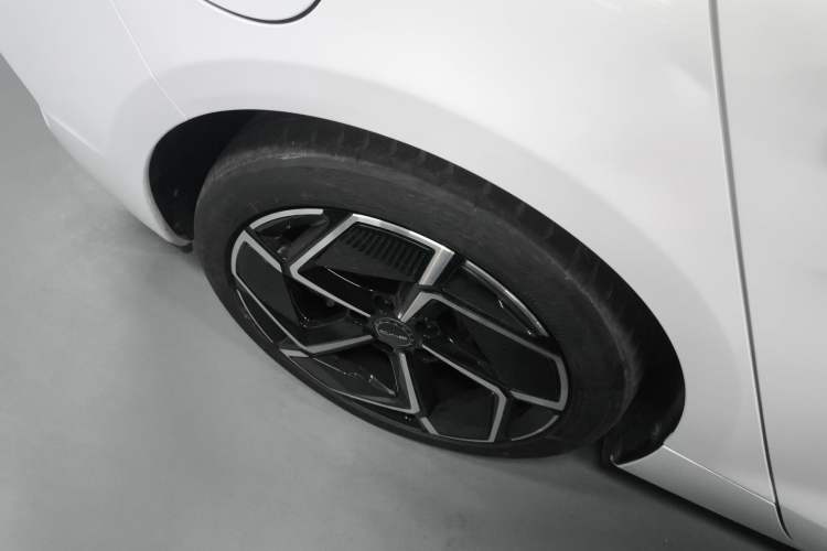 Used BYD Seal 2022 700 km Long-Range Rear-Wheel-Drive Version Right Rear Wheel Hub