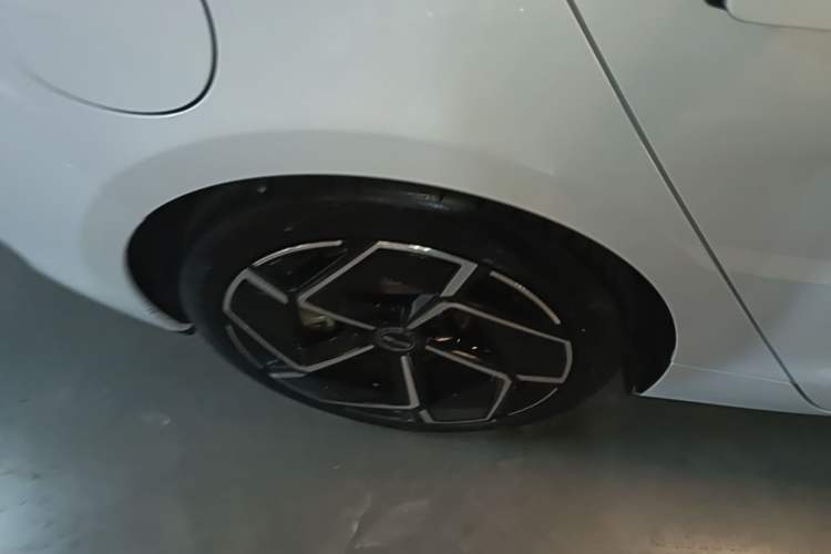 Used BYD Seal 2022 700 km Long-Range Rear-Wheel-Drive Version Right Rear Wheel Hub