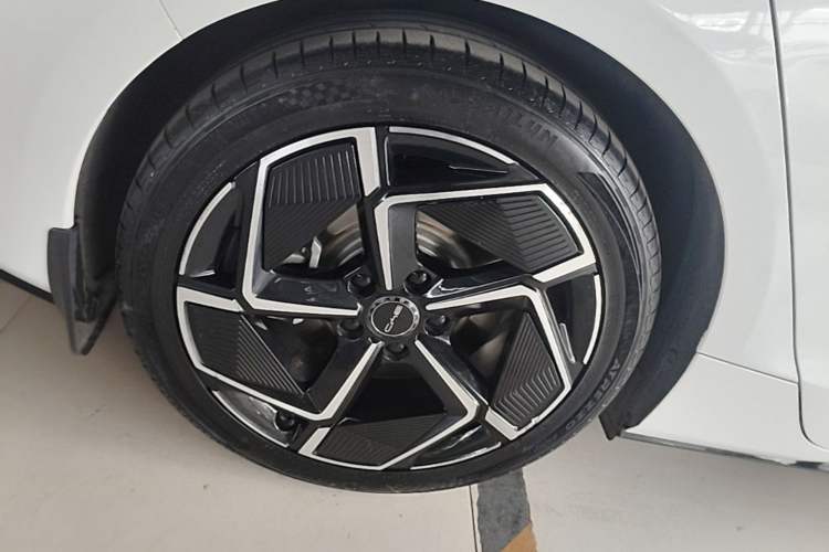 Used BYD Seal 2022 700 km Long-Range Rear-Wheel-Drive Version Right Rear Wheel Hub