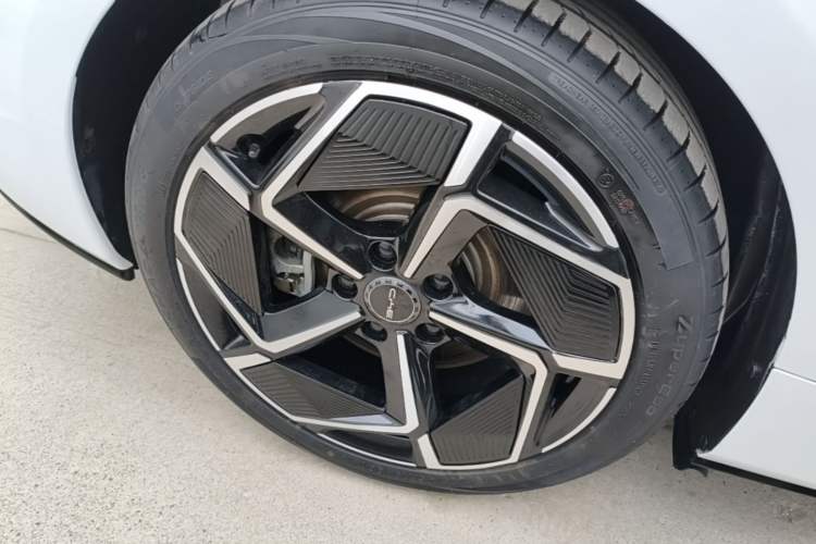 Used BYD Seal 2022 700 km Long-Range Rear-Wheel-Drive Version Right Rear Wheel Hub