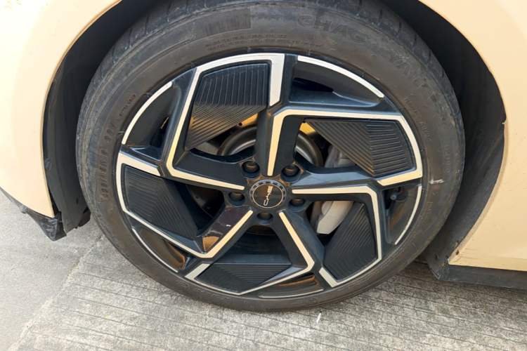 Used BYD Seal 2022 700 km Long-Range Rear-Wheel-Drive Version Left Front Wheel Hub