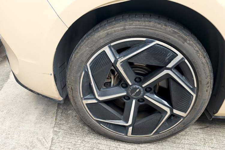 Used BYD Seal 2022 700 km Long-Range Rear-Wheel-Drive Version Right Rear Wheel Hub