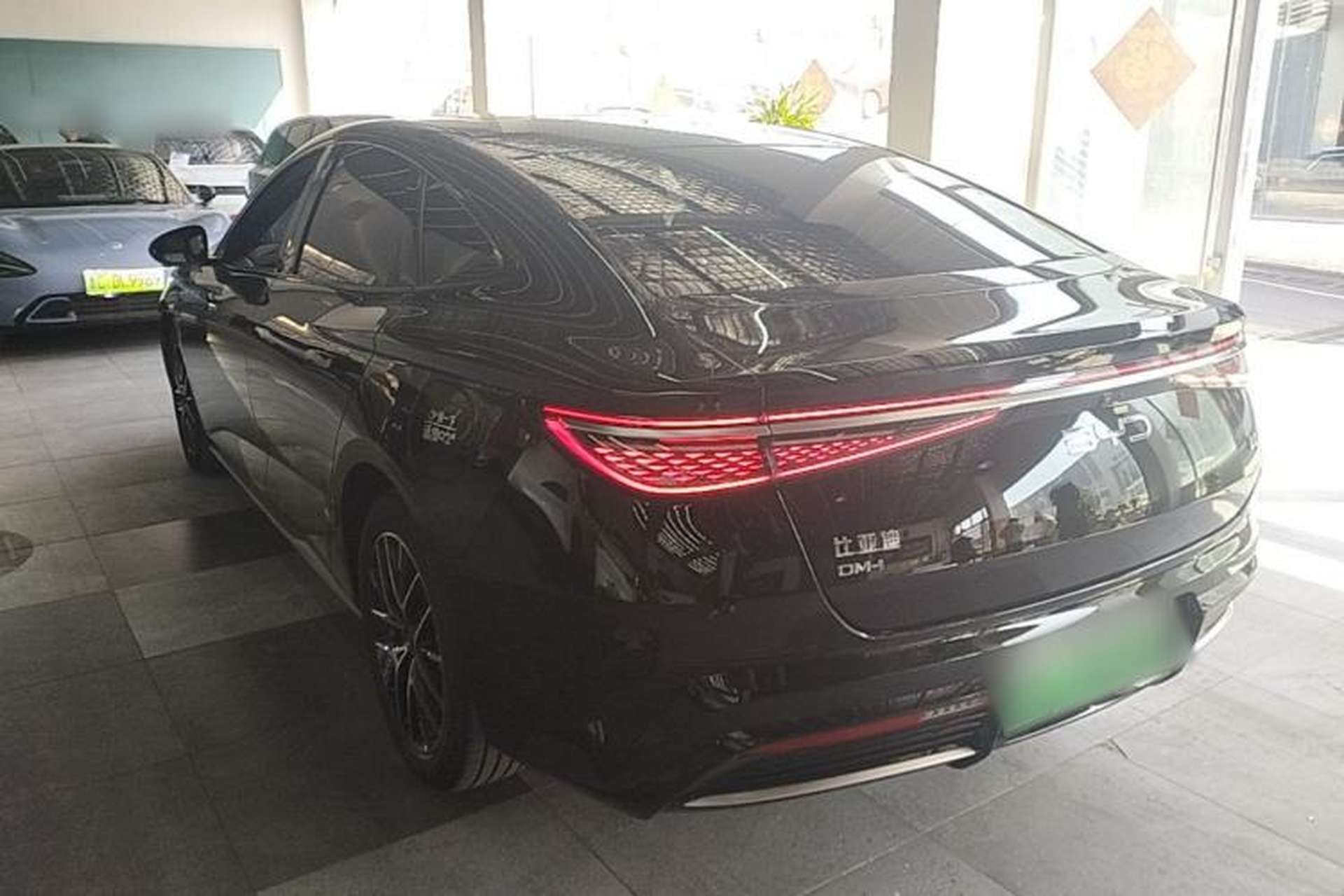 Used BYD Seal 2023 DM-i 1.5T 121km Prestige Model Exterior 2