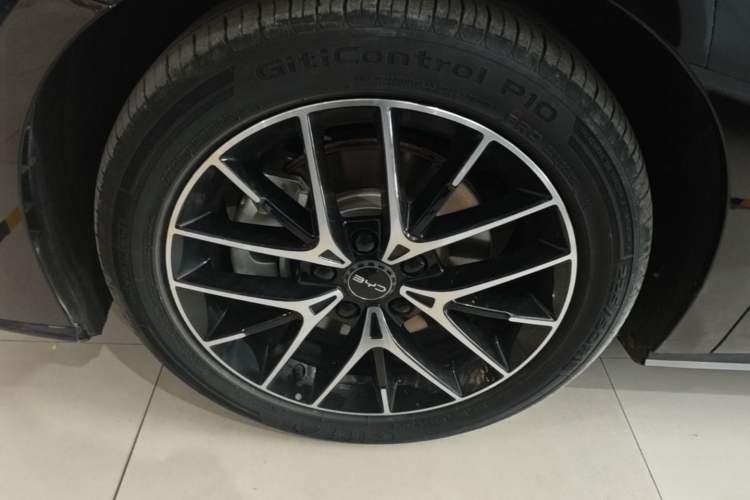 Used BYD Seal 2023 DM-i 1.5T 121km Prestige Model Exterior 4