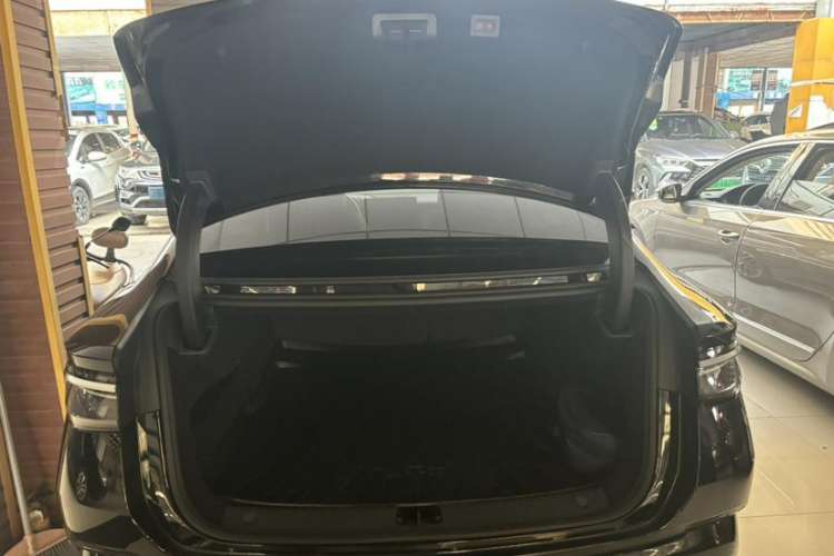 Used BYD Seal 2023 DM-i 1.5L 121km Prestige Model Interior 10