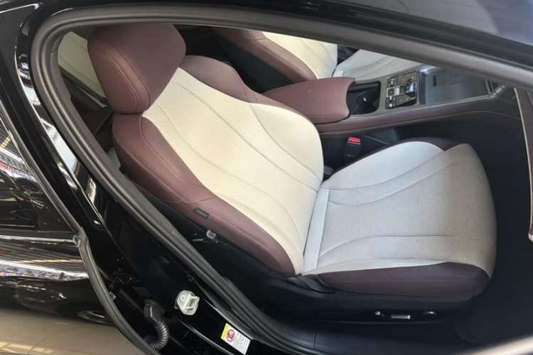Used BYD Seal 2023 DM-i 1.5L 121km Prestige Model Interior 11