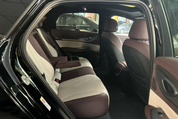 Used BYD Seal 2023 DM-i 1.5L 121km Prestige Model Interior 12