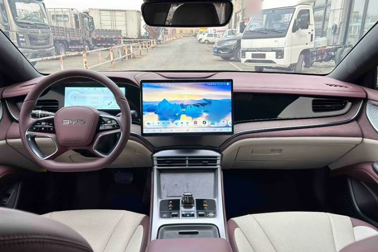Used BYD Seal 2023 DM-i 1.5L 121km Prestige Model Interior 3