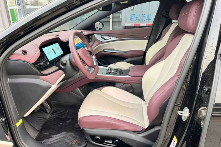 Used BYD Seal 2023 DM-i 1.5L 121km Prestige Model Interior 4
