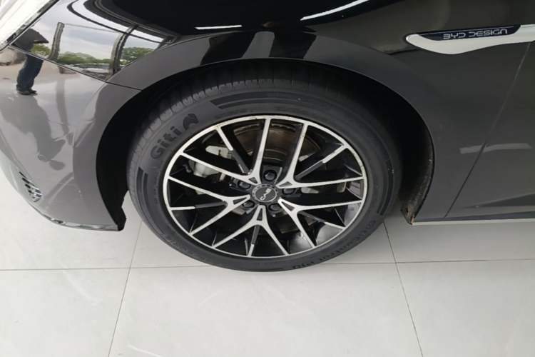 Used BYD Seal 2023 DM-i 1.5T 121km Flagship Model Left Front Wheel Hub