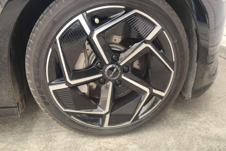 Used BYD Seal 2023 Champion Edition 650km All-Wheel-Drive Performance Version Right Front Wheel Hub
