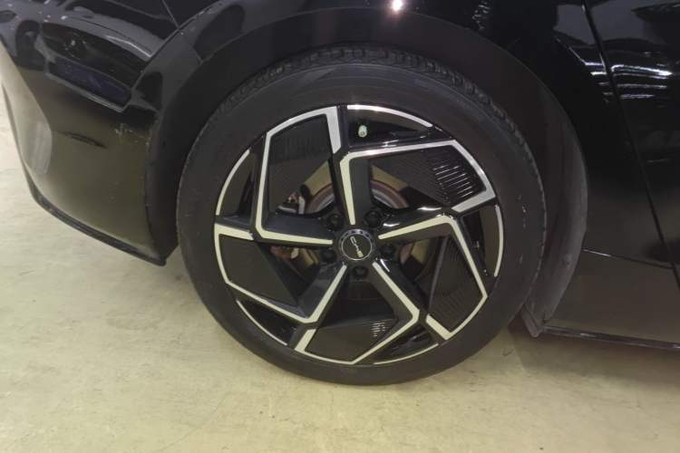 Used BYD Seal 2023 Champion Edition 700km Performance Version Right Rear Wheel Hub