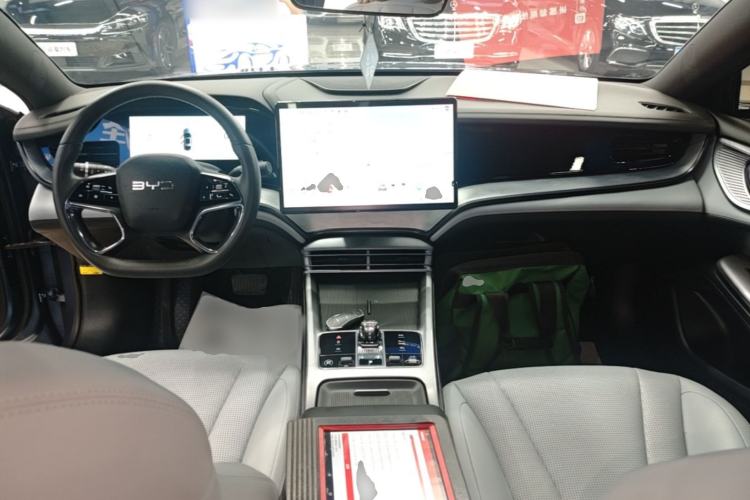 Used BYD Seal 2023 DM-i 1.5L 121km Luxury Model Center Console